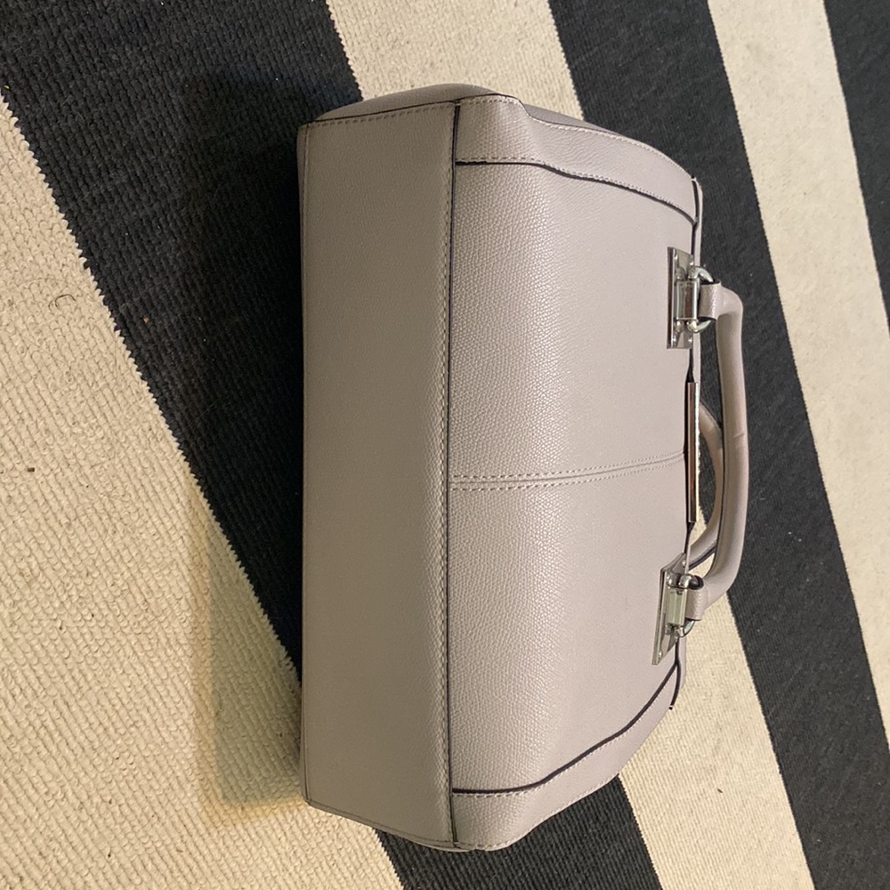 Guess Tote - Picture 4 of 4